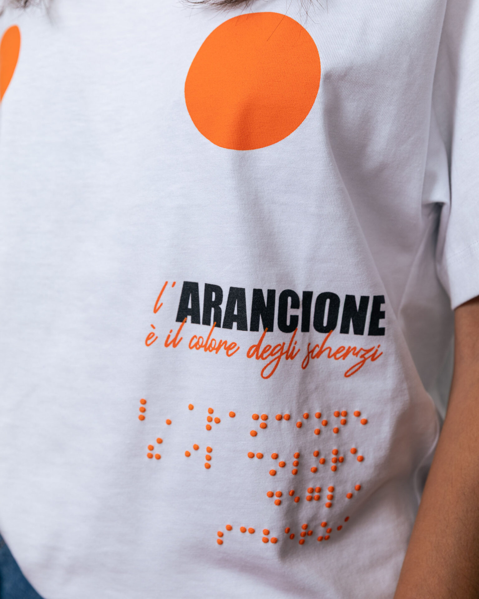 T-shirt Wear Your Voice - L’arancione è il colore degli scherzi - immagine 4