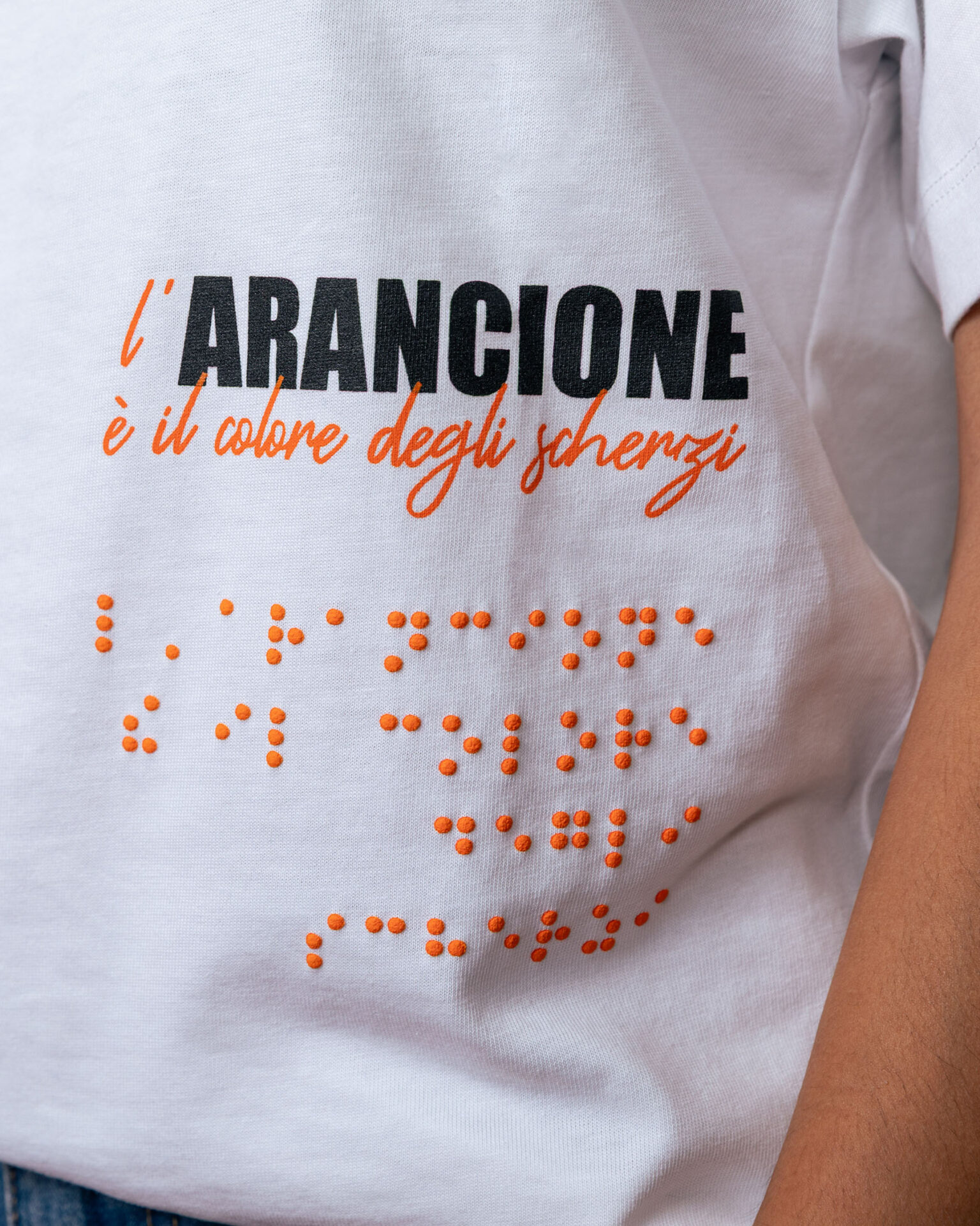 T-shirt Wear Your Voice - L’arancione è il colore degli scherzi - immagine 5